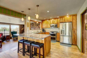 Mountain View Retreat in Nampa! Million dollar views from the panoramic windows, 6 bedrooms! Sleeps 14! Have your wedding or family reunion or retreat here on our hillside